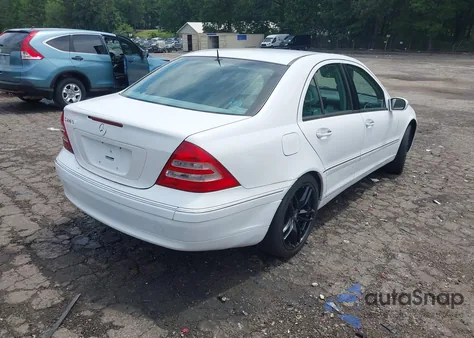 2001 Mercedes-Benz C 240 z USA, uszkodzony, nr VIN WDBRF61J61F082443